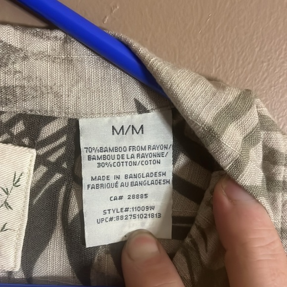 Bamboo blends Hawaiian vacation shirt leafy. B6 - Picture 4 of 5